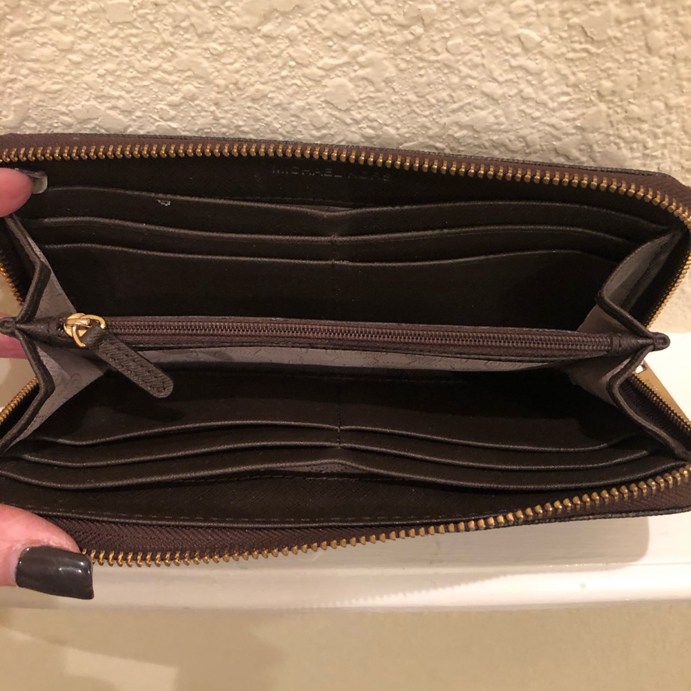 Michael Kors Signature Wallet - Picture 2 of 3